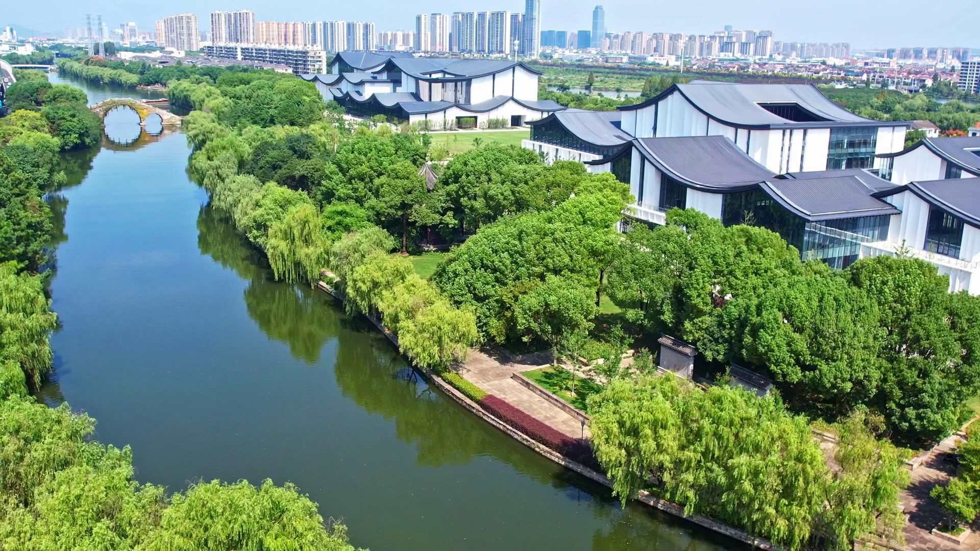 △浙東運(yùn)河。今年9月20日，習(xí)近平總書記來(lái)到浙東運(yùn)河文化園考察，強(qiáng)調(diào)“大運(yùn)河文化是中國(guó)優(yōu)秀傳統(tǒng)文化的重要組成部分，要在保護(hù)、傳承、利用上下功夫，讓古老大運(yùn)河煥發(fā)時(shí)代新風(fēng)貌”。