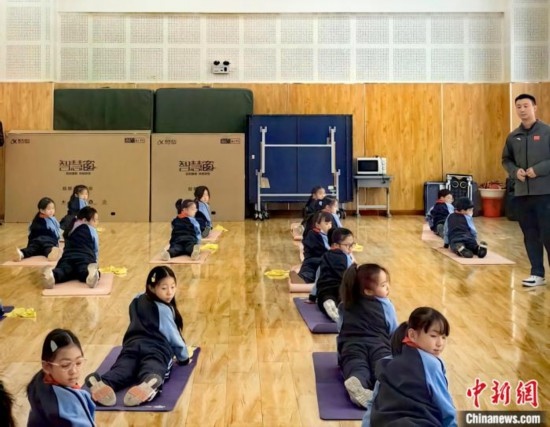 逸陽文思學(xué)校學(xué)生正在進(jìn)行運(yùn)動(dòng)恢復(fù)矯正訓(xùn)練。<a target='_blank' href='/' ><p align=