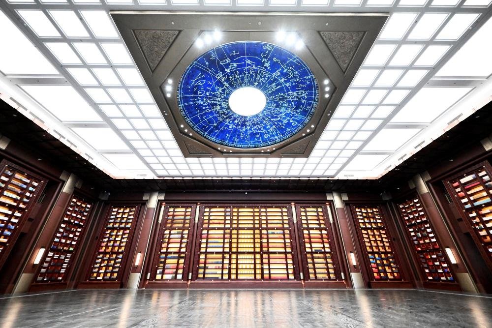 △中國(guó)國(guó)家版本館中央總館“文瀚閣”內(nèi)景。星空穹頂上是一幅宋代石刻天文圖，傳遞著“文瀚閣”的寓意：中華文明如星空般浩瀚璀璨。