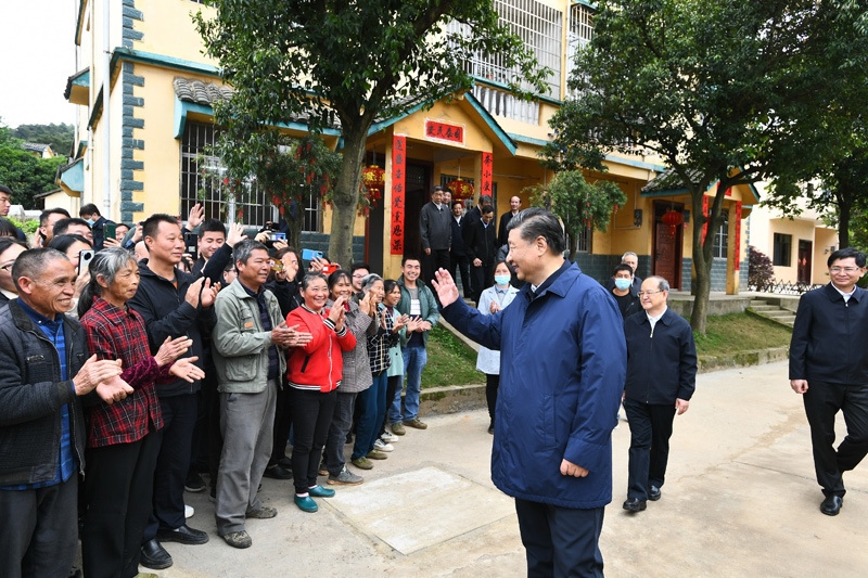 2021年4月25日，習近平總書記在廣西桂林市全州縣才灣鎮(zhèn)毛竹山村考察時，同鄉(xiāng)親們親切交流。新華社記者 謝環(huán)馳 攝
