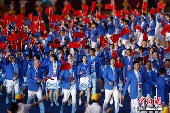 資料圖：9月23日，杭州第19屆亞運(yùn)會(huì)開(kāi)幕式舉行。中國(guó)代表團(tuán)身著星辰藍(lán)禮服驚艷亮相。<a target='_blank' href='/'><p align=