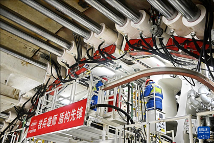 12月30日，中鐵十四局技術人員在盾構掘進開始前檢查“海天號”盾構機。新華社記者 李紫恒 攝