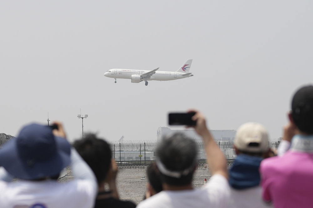 2023年5月28日，C919首個(gè)商業(yè)航班東航MU9191飛抵北京首都國(guó)際機(jī)場(chǎng)。新華社記者 鞠煥宗 攝