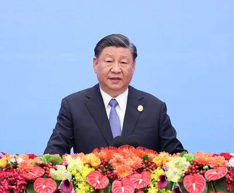10月18日上午，習(xí)近平主席在北京人民大會(huì)堂出席第三屆“一帶一路”國(guó)際合作高峰論壇開(kāi)幕式并發(fā)表題為《建設(shè)開(kāi)放包容、互聯(lián)互通、共同發(fā)展的世界》的主旨演講。
