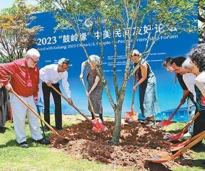 6月，2023“鼓嶺緣”中美民間友好論壇在福建省福州市舉辦。圖為出席“鼓嶺之友”座談會(huì)的中美各界人士在鼓嶺共同植樹(shù)留念。