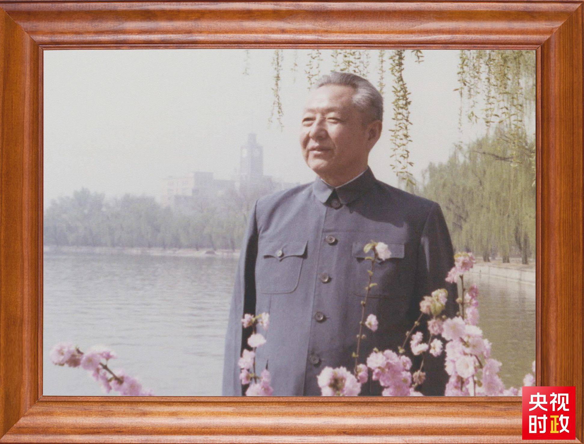 △這是習(xí)近平父親習(xí)仲勛同志的照片。2023年10月15日，是習(xí)仲勛同志誕辰110周年紀(jì)念日。這張照片第一次出現(xiàn)在他的書架上。