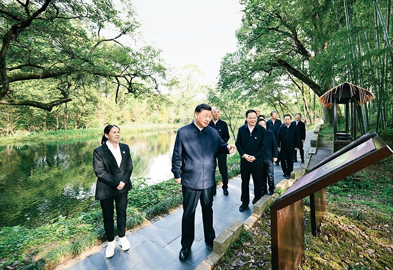 2023年10月10日至13日，中共中央總書記、國家主席、中央軍委主席習(xí)近平在江西考察。這是11日下午，習(xí)近平在上饒市婺源縣秋口鎮(zhèn)王村石門自然村考察時，了解饒河源國家濕地公園和極度瀕危鳥類藍冠噪鹛保護等情況。 新華社記者 謝環(huán)馳/攝