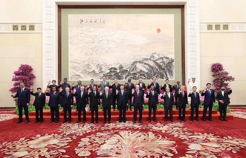10月18日，習(xí)近平主席在北京人民大會(huì)堂出席第三屆“一帶一路”國(guó)際合作高峰論壇開(kāi)幕式并發(fā)表主旨演講。這是習(xí)近平同國(guó)際貴賓集體合影。