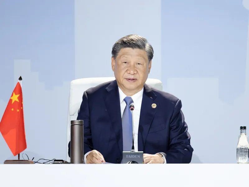 當(dāng)?shù)貢r(shí)間8月24日，習(xí)近平主席在南非約翰內(nèi)斯堡出席金磚國(guó)家領(lǐng)導(dǎo)人第十五次會(huì)晤特別記者會(huì)。