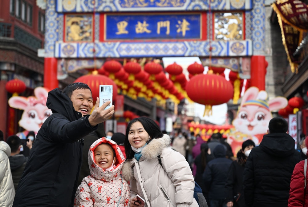 2023年1月26日，農(nóng)歷大年初五，游客在天津古文化街留影。新華社記者 趙子碩 攝