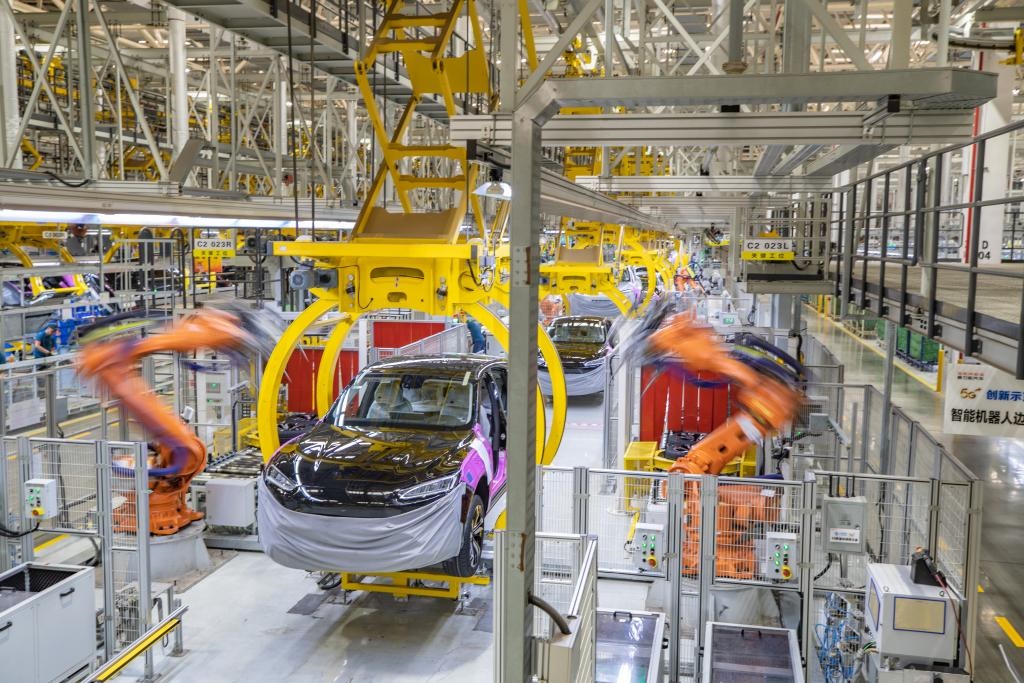 這是2023年8月29日拍攝的賽力斯汽車有限公司兩江智慧工廠作業(yè)現(xiàn)場(chǎng)。新華社記者 黃偉 攝