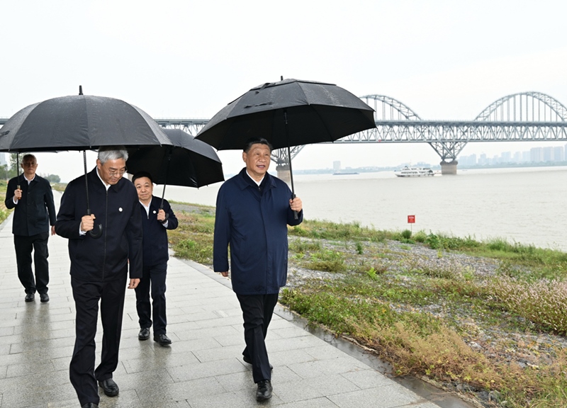 2023年10月10日，習(xí)近平在長江國家文化公園九江城區(qū)段考察時，冒雨沿江堤步行察看沿岸風(fēng)貌。