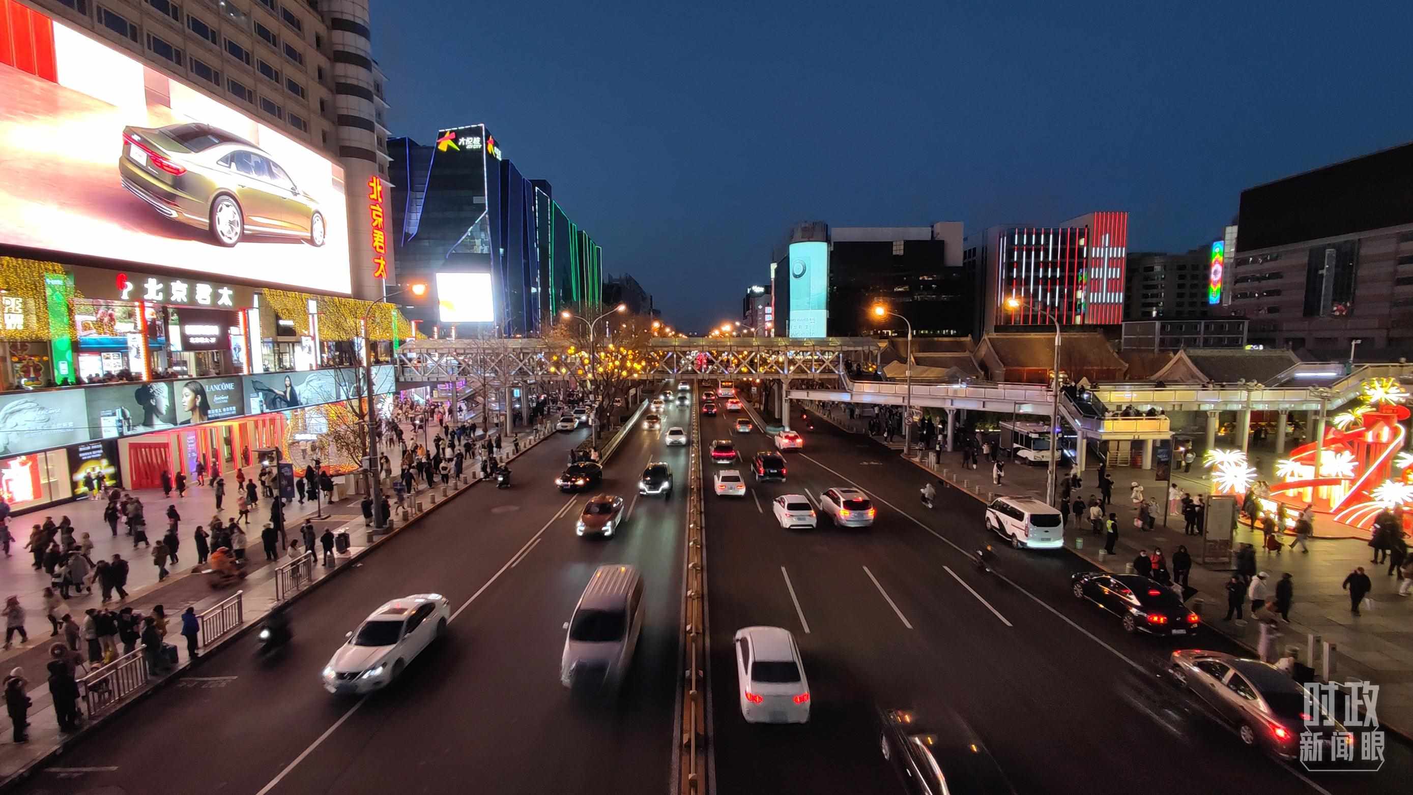 △2023年12月31日，北京西單商業(yè)街區(qū)。（總臺央視記者薛冠南拍攝）