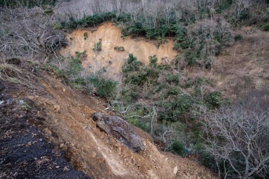  1月2日，在日本石川縣羽咋郡，地震引起山體滑坡。新華社記者張笑宇攝