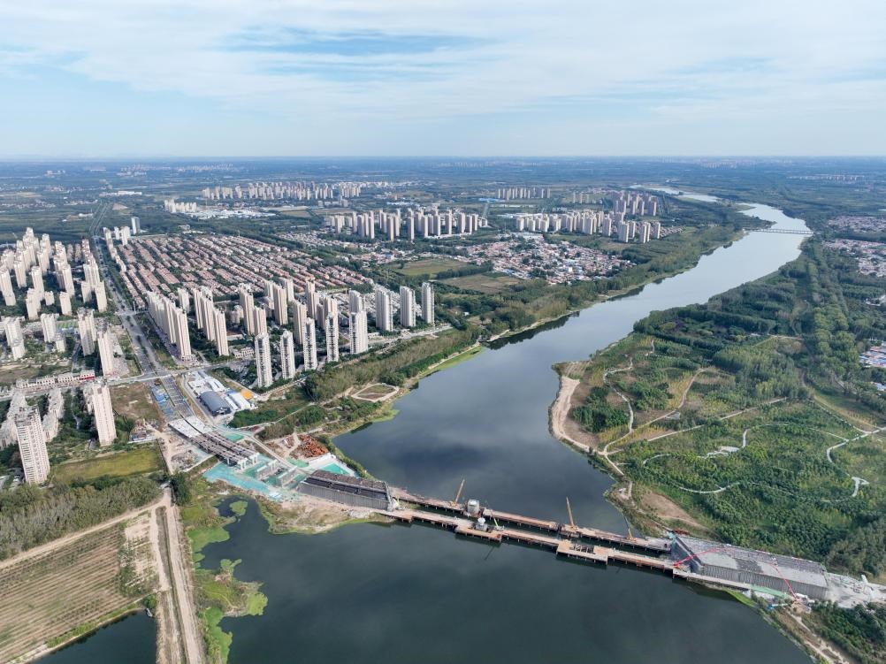 2023年10月拍攝的跨潮白河大橋施工現(xiàn)場(chǎng)。 新華社記者 邢廣利 攝