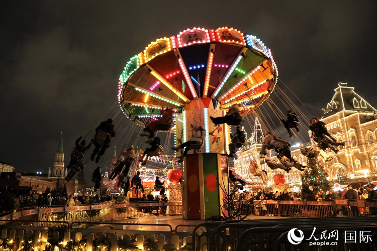 位于莫斯科紅場中央的“古姆”新年集市。人民網(wǎng)記者 隋鑫攝