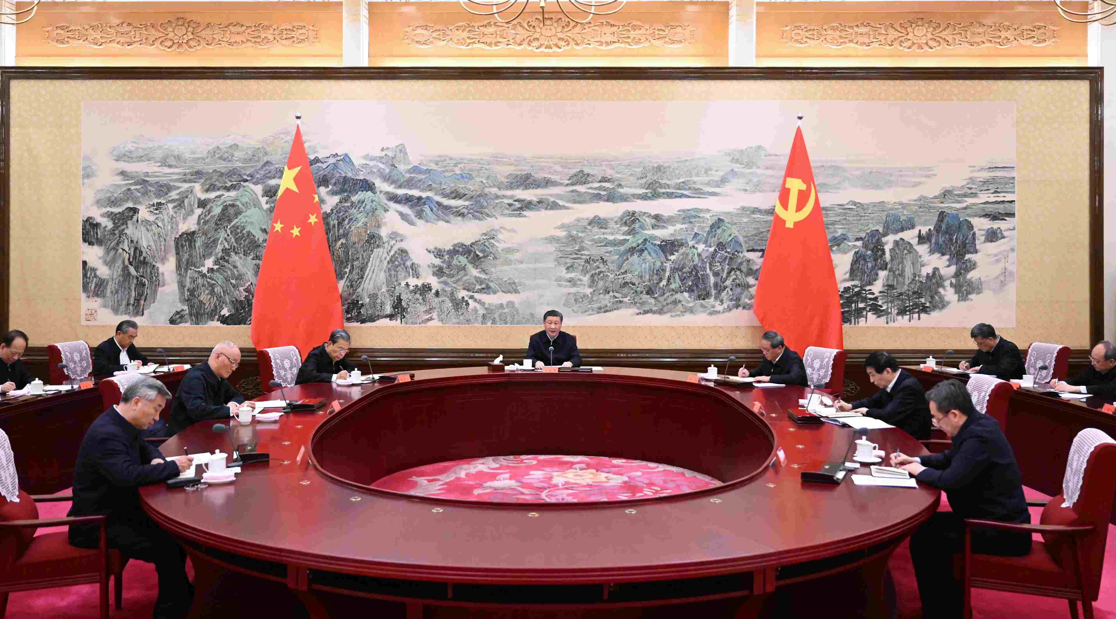 2023年12月21日至22日，中共中央政治局召開(kāi)學(xué)習(xí)貫徹習(xí)近平新時(shí)代中國(guó)特色社會(huì)主義思想主題教育專(zhuān)題民主生活會(huì)，中共中央總書(shū)記習(xí)近平主持會(huì)議并發(fā)表重要講話。
