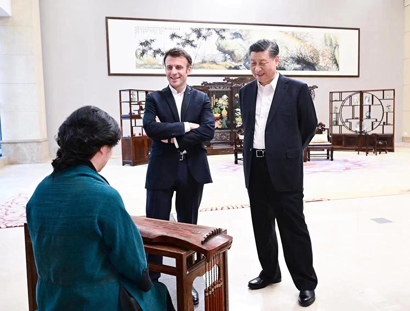 2023年4月7日，習近平主席在廣東省廣州市松園同法國總統(tǒng)馬克龍舉行非正式會晤。這是兩國元首在白云廳欣賞古琴演奏。