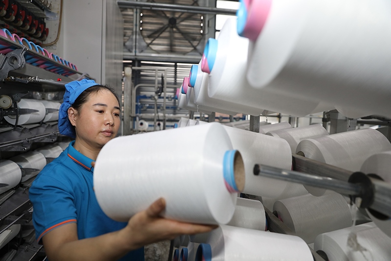 1月2日，江蘇省淮安市洪澤區(qū)一紡織企業(yè)生產(chǎn)車間開工生產(chǎn)，趕制訂單。