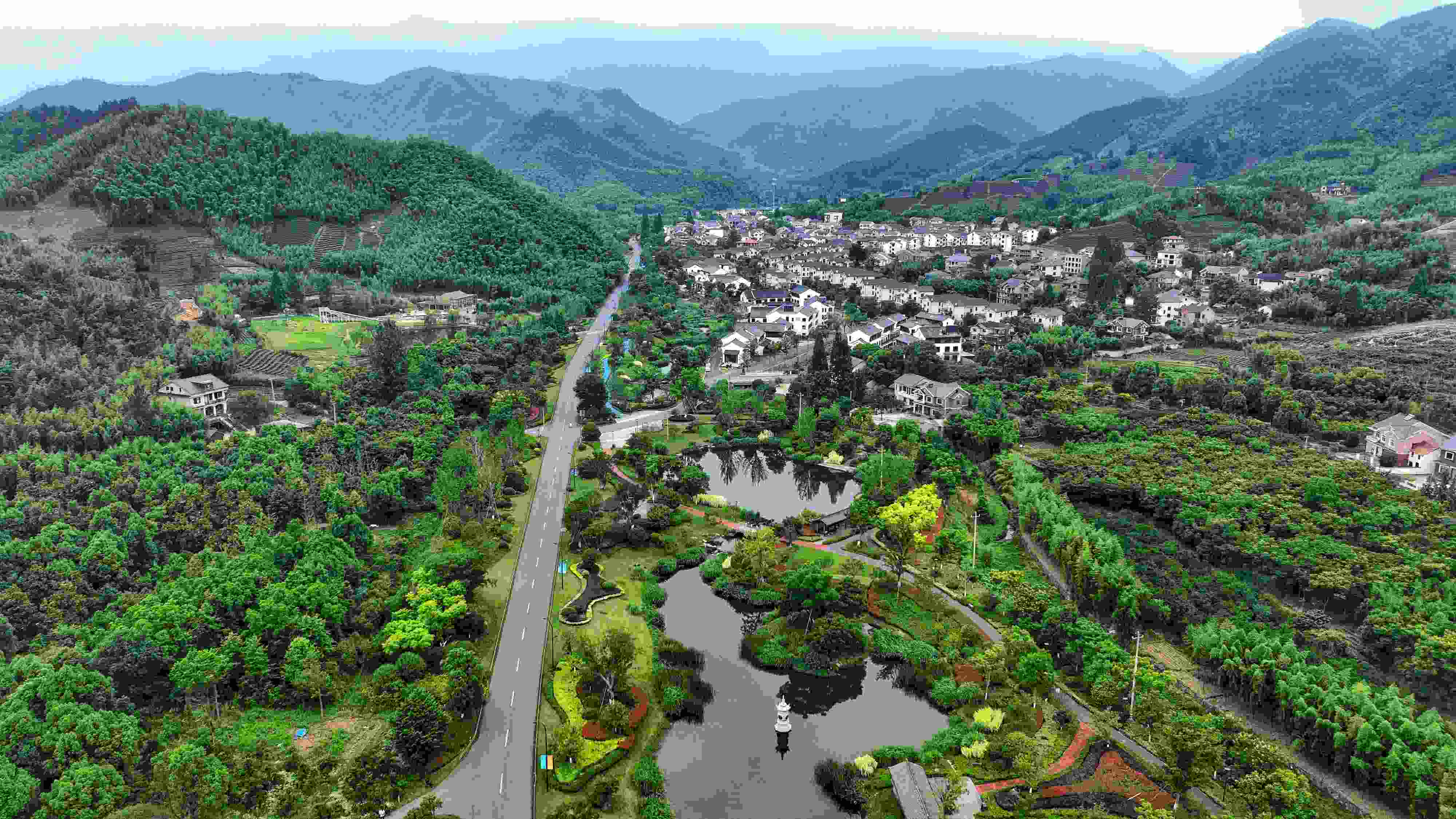 2023年6月6日，杭州余杭區(qū)徑山鎮(zhèn)鄉(xiāng)村，生態(tài)碧水、沿路花海與村莊農(nóng)房相映成趣，構(gòu)成一幅美麗的山水田園畫(huà)。