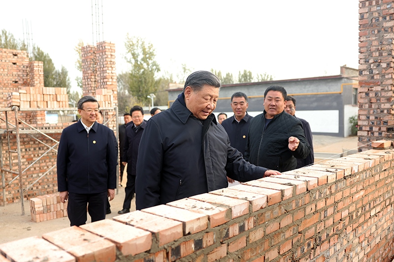 2023年11月10日，習近平總書記在河北保定涿州市刁窩鎮(zhèn)萬全莊村房屋重建施工現(xiàn)場考察。