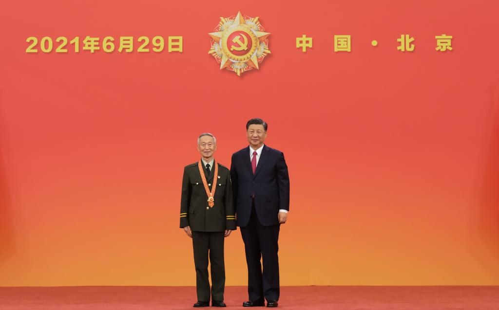2021年6月29日，習近平總書記向“七一勛章”獲得者崔道植頒授勛章。新華社記者 李學仁 攝