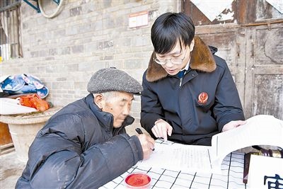  圖③：當(dāng)事人簽署調(diào)解協(xié)議。