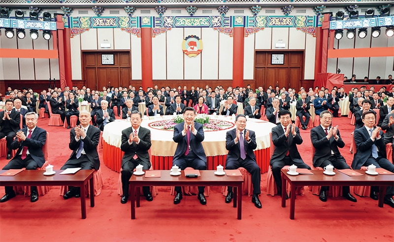 2023年12月29日，全國(guó)政協(xié)在北京舉行新年茶話會(huì)。黨和國(guó)家領(lǐng)導(dǎo)人習(xí)近平、李強(qiáng)、趙樂際、王滬寧、蔡奇、丁薛祥、李希、韓正出席茶話會(huì)并觀看演出。 新華社記者 鞠鵬/攝