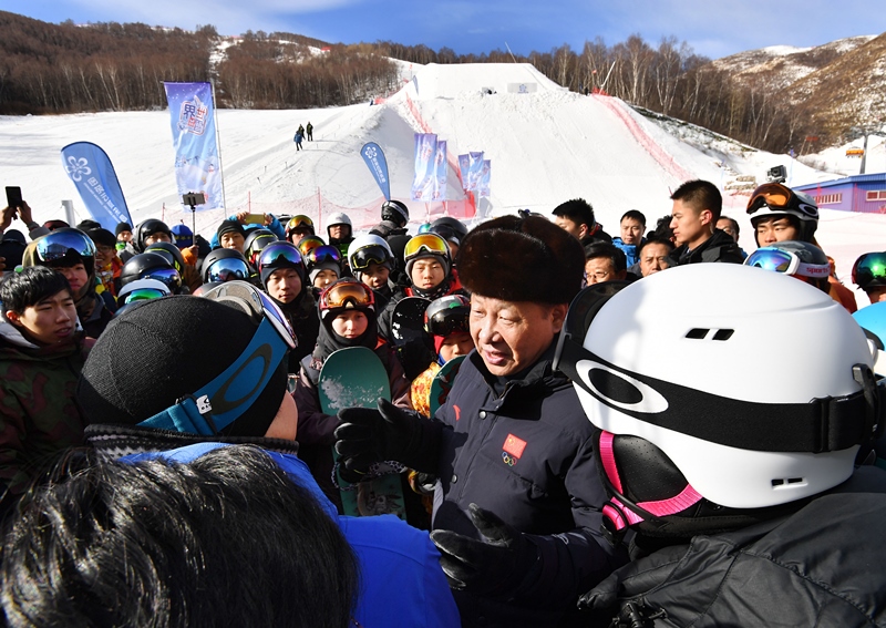 2017年1月23日，習(xí)近平總書記在云頂滑雪場(chǎng)同正在集訓(xùn)的國(guó)家滑雪隊(duì)運(yùn)動(dòng)員及滑雪愛(ài)好者親切交談。