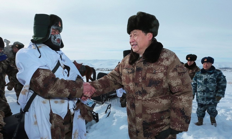 2014年1月26日，習(xí)近平總書記春節(jié)前夕冒嚴(yán)寒踏冰雪慰問(wèn)邊防官兵。