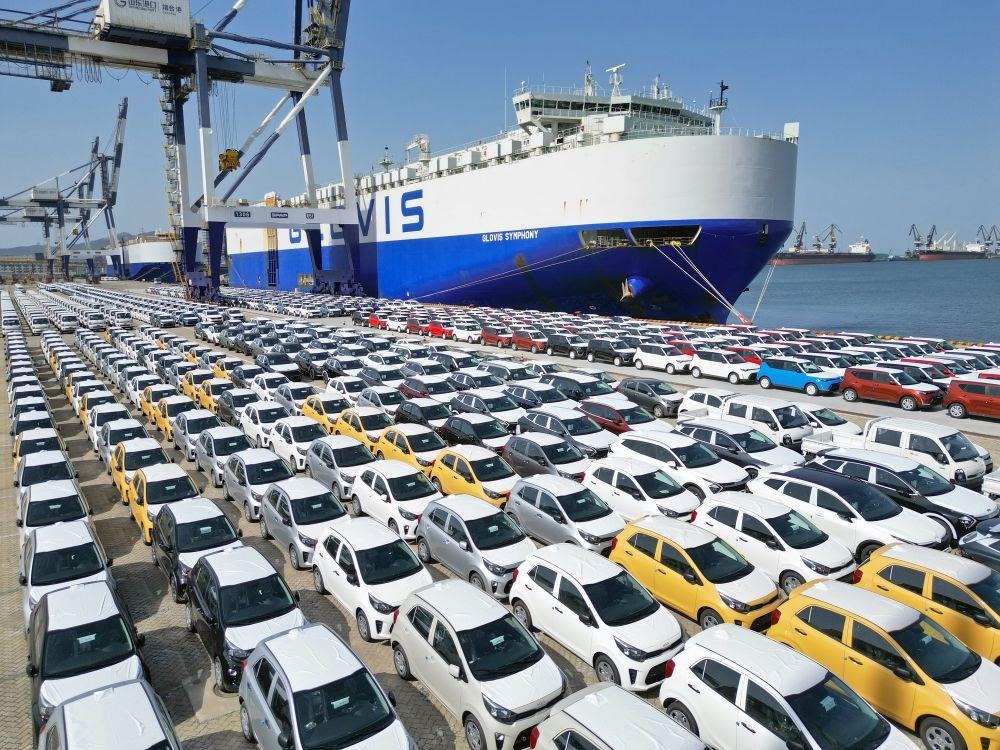 △2023年7月5日，大批出口商品車集結(jié)山東煙臺(tái)港準(zhǔn)備通過汽車滾裝船發(fā)運(yùn)。