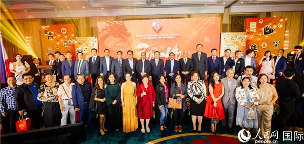 出席駐菲律賓使館2024年新年媒體沙龍部分嘉賓代表合影。人民網(wǎng)記者樊帆 攝