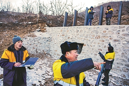 1月15日，門頭溝區(qū)妙峰山鎮(zhèn)，來自中國鐵路北京局的單秀松（左二）與同事正在鐵路線上進(jìn)行防洪隱患排查工作。