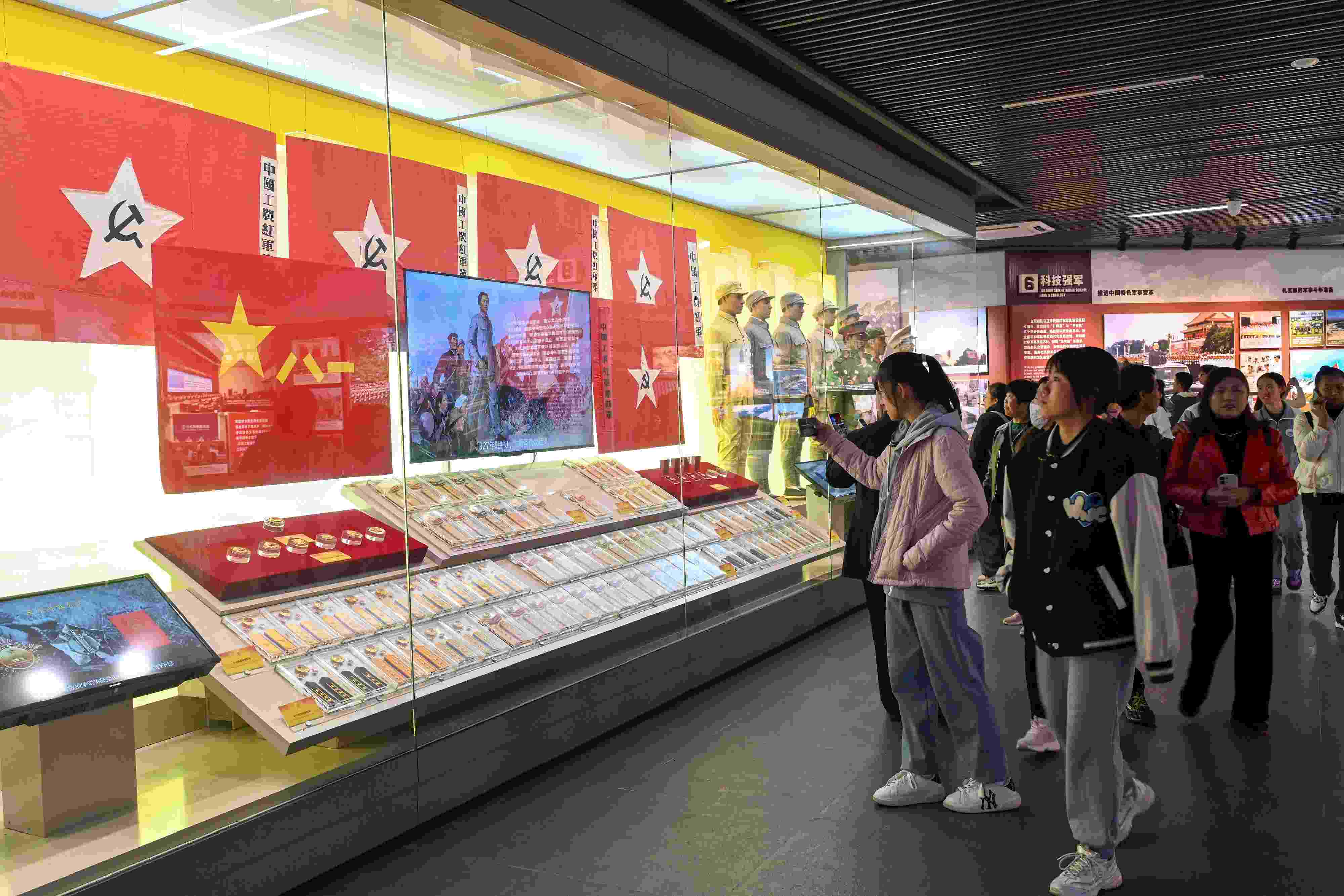2023年11月15日，游客游覽參觀南昌八一起義紀念館，感受體驗紅色文化的教育。