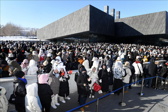 2024年1月15日，哈爾濱，侵華日軍第七三一部隊罪證陳列館門口排隊的游客整齊有序。