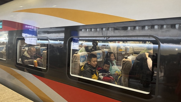 旅客乘坐高鐵列車。中國鐵路北京局供圖