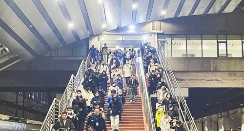 2024年鐵路春運今日啟動，旅客進入站臺準備乘車。人民網(wǎng)記者 喬雪峰攝