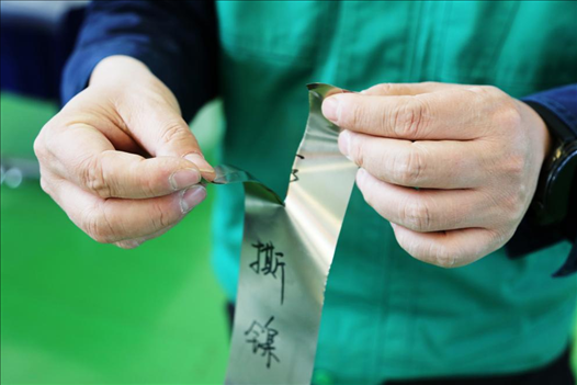 0.05毫米“手撕鎳”。 李羊攝