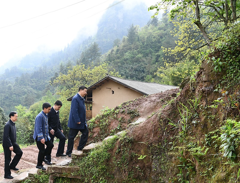 2019年4月15日，在重慶石柱土家族自治縣中益鄉(xiāng)華溪村，習(xí)近平總書(shū)記踏著濕滑的石階登上陡坡，前往貧困戶(hù)譚登周家看望。