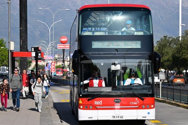 2023年10月31日，一輛由中國制造的新能源公交車行駛在智利首都圣地亞哥的主城區(qū)。新華社記者 辛悅衛(wèi)攝