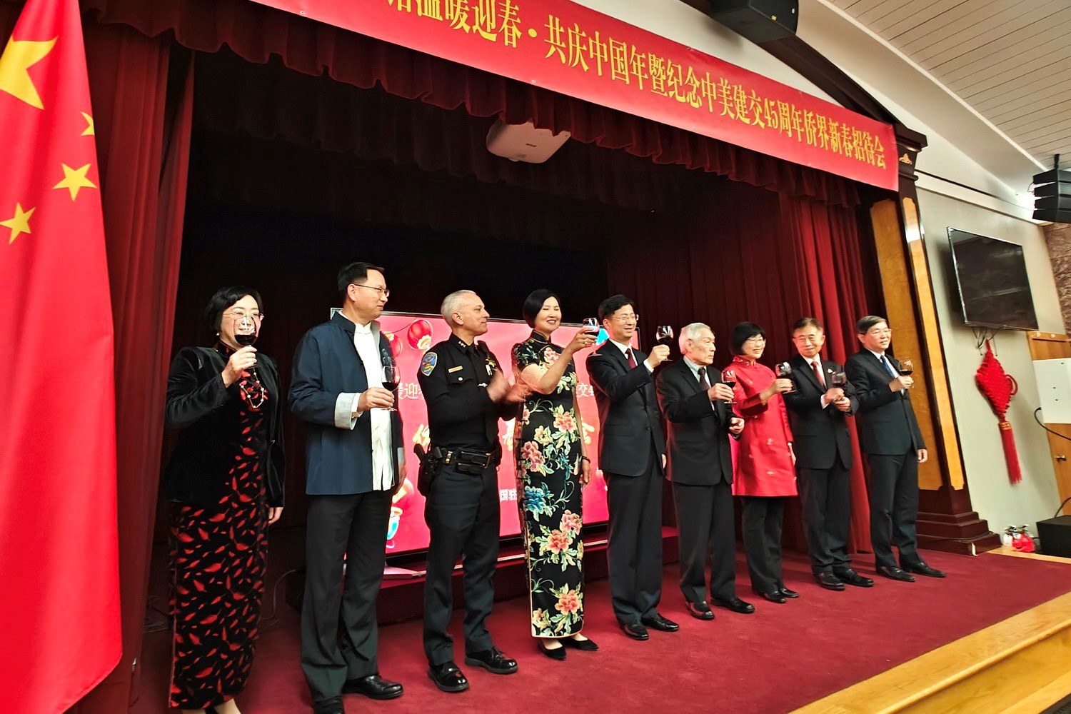 僑胞代表與駐舊金山總領(lǐng)館官員合影。主辦方供圖