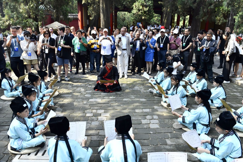2023年6月27日，在曲阜孔廟，嘉賓和游客在聆聽孩子們誦讀《論語》。