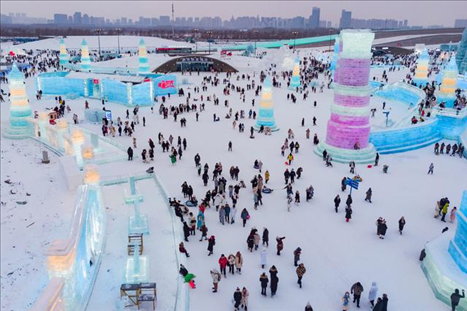 游客在哈爾濱冰雪大世界園區(qū)內(nèi)游玩（無人機照片，2024年1月4日攝）。新華社記者 謝劍飛 攝