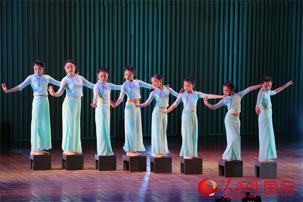 古典舞《碇步橋》。人民網 許可攝