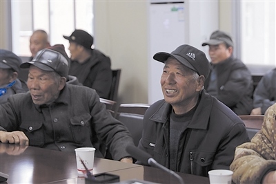  圖③：農(nóng)民工臉上洋溢著笑容。