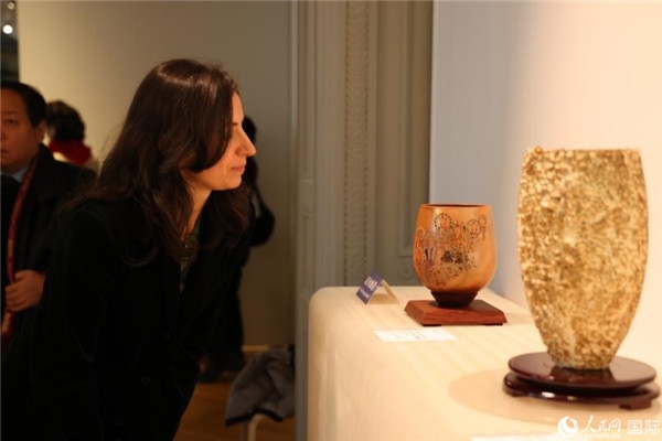 嘉賓和公眾參觀“絲路瓷行”——中國(guó)景德鎮(zhèn)陶瓷文化特展。人民網(wǎng)記者 尚凱元攝