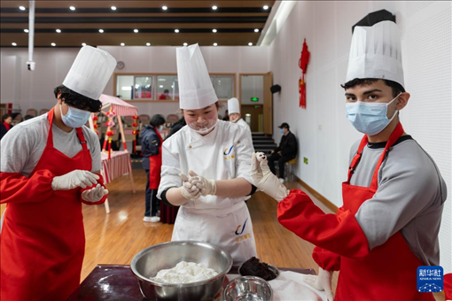 1月28日，在復(fù)旦大學(xué)第二附屬學(xué)校，美國馬斯卡廷中學(xué)學(xué)生展示自己制作的湯圓。 新華社記者 王翔 攝