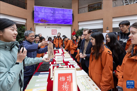 1月29日，在復(fù)旦大學(xué)，美國馬斯卡廷中學(xué)學(xué)生了解中國古籍裝幀與修復(fù)技術(shù)。 新華社記者 王翔 攝