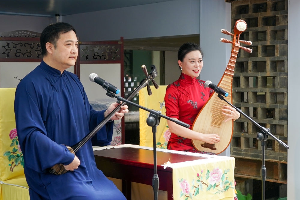 評彈藝人在蘇州平江路上的一家評彈店內(nèi)進行表演（2023年7月7日攝）。新華社記者 李博 攝