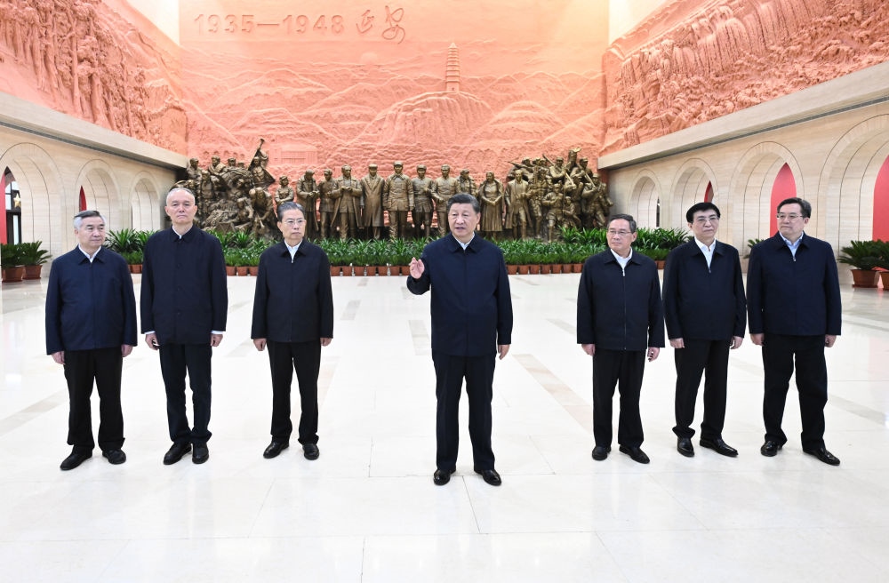 2022年10月27日，習(xí)近平在延安革命紀(jì)念館參觀《偉大歷程——中共中央在延安十三年歷史陳列》結(jié)束時發(fā)表重要講話。新華社記者 燕雁 攝